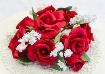 Obraz na płótnie Canvas Red roses icing birthday wedding cake decoration