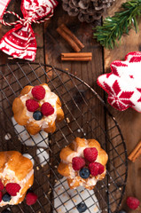Pandoro con glassa, granella e frutti di bosco