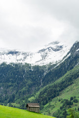 Fototapeta na wymiar eine kleine Berghütte, im Hintergrund Berge