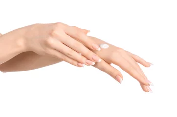 Poster Gezondheid en lichaamsverzorging thema: mooie vrouwelijke hand met witte crème geïsoleerd op een witte achtergrond, handmassage © Parad St