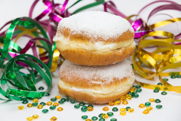 Berliner gestapfelt mit bunten Luftschlangen