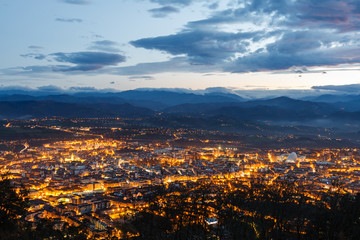 Fototapeta na wymiar Vista nocturna ciudad de Oviedo desde Monte Naranco, Principado de Asturias. 