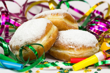 Drei Berliner mit Luftschlangen und Papierpfeifen
