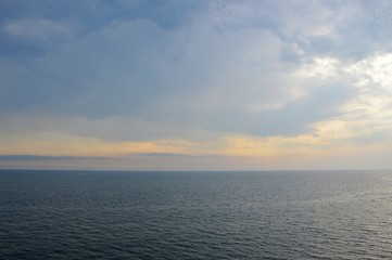 Fototapeta na wymiar overcast sea