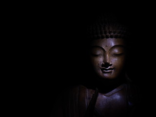 Boeddha gezicht Low Key