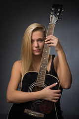 Blonde Frau mit Gitarre 