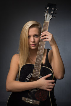 Blonde Frau mit Gitarre 
