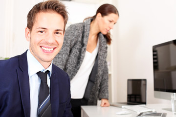 Auszubildender im Büro