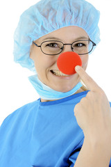 Arzt in Krankenhaus als Clown oder Klinikclown spendet Trost für Kinder 