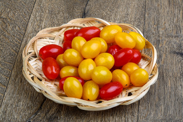 Yellow and red cherry tomatoes