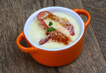 Cheese soup with bacon