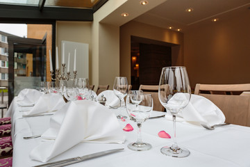 Gedeckte Tischreihe reserviert für Restaurantgäste