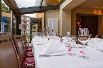 Gedeckte Tischreihe reserviert für Restaurantgäste