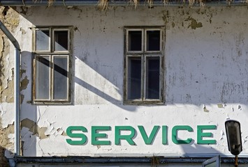 Obraz premium Fassade einer ehemaligen Autowerkstätte