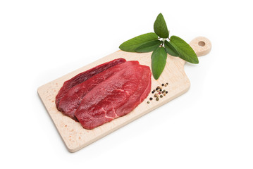 Filetto di manzo fresco su tagliere in legno