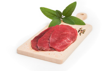 Filetto di manzo fresco su tagliere in legno