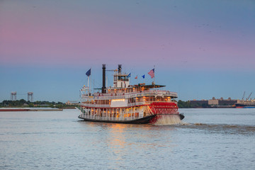 Obraz premium New Orleans paddle steamer in Mississippi river in New Orleans