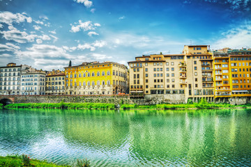 Naklejka premium Arno bank on a cloudy day in Florence