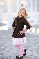 Obraz premium portrait of little girl outdoors in autumn