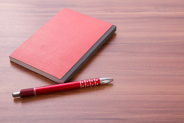 roter Notizblock, Stifft liegend