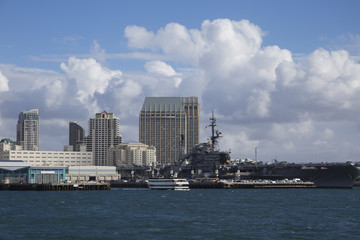 Obraz premium Port of San Diego. Midway museum, downtown city skyline and bay.