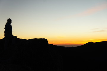 朝日に映える人影