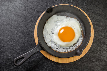 鉄フライパンと目玉焼き Iron fry pan and fried egg