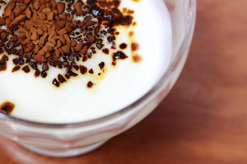 インスタントコーヒーをトッピングしたヨーグルト