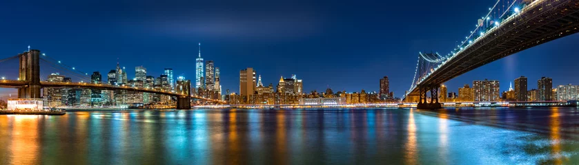 Photo sur Plexiglas Brooklyn Bridge Panorama nocturne avec les toits du centre-ville de New York et les « deux ponts » : le pont de Brooklyn et le pont de Manhattan, vus du Brooklyn Bridge Park
