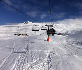 Fototapeta na wymiar Chair-lift and off-piste slope in nice sun day