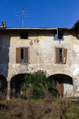 Fototapeta na wymiar Old house in ruins