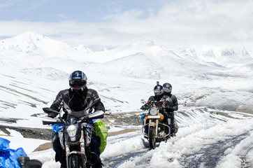 Naklejka premium Ladakh, Indie - lipiec 20,2015: grupa rowerzystów w Khardungla Pass Wo