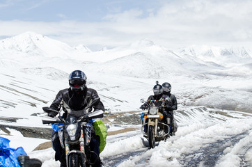 Fototapeta premium Ladakh, Indie - lipiec 20,2015: grupa rowerzystów w Khardungla Pass Wo