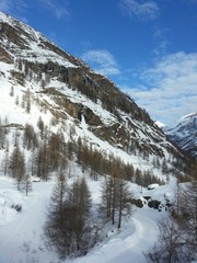 Montagna innevata, alta montagna, alpi con cime innevate