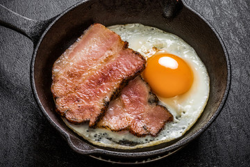 スキレットの厚切りベーコンエッグ　 Bacon and eggs and iron fry pan