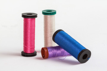 Bobines de fil sur fond blanc