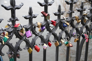 Liebesschlösser auf der Karlsbrücke