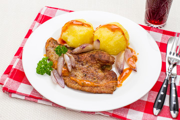 Roast veal liver, wine, potato dumplings