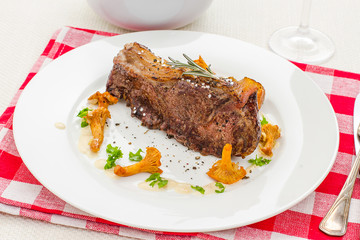 Roastet rump steak with chanterelle, cream sauce