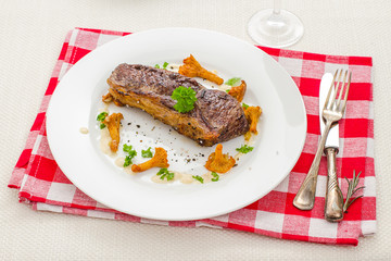 Grilled rump steak with chanterelle mushrooms