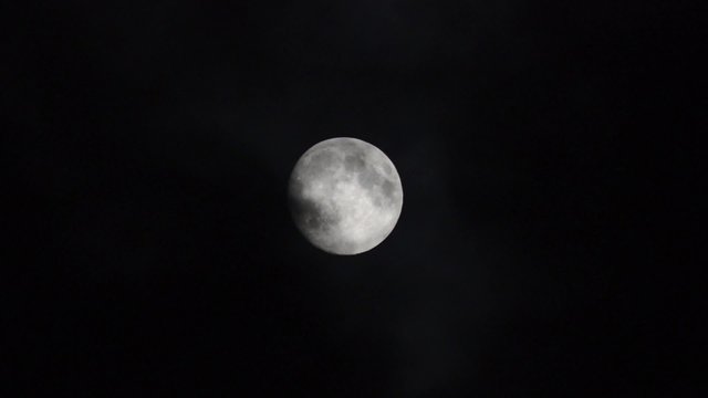 Luna piena con nuvole