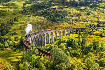 Glenfinnan Railway Viaduct in Schottland mit einem Dampfzug