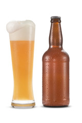 Garrafa e copo de cerveja gelada com gotas