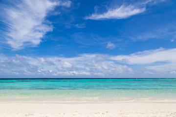 Fototapeta na wymiar ein wunderschöner Strand auf einer Malediveninsel