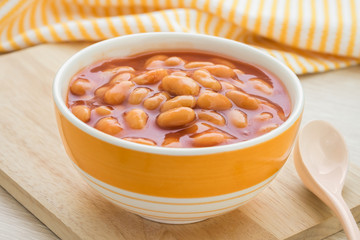 Baked beans in tomato sauce