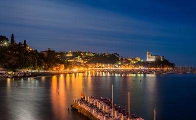 Fototapeta premium nocny widok miejscowości Lerici i Morza Śródziemnego w Ligurii