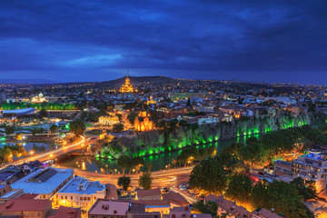 Naklejka premium Wieczorny widok na Tbilisi z twierdzy Narikala, gruzińskiego kraju