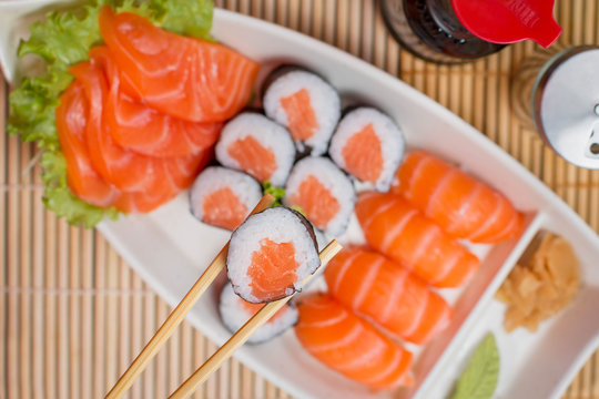 Pegando Sushi com o hashi, vis&atilde;o de cima 