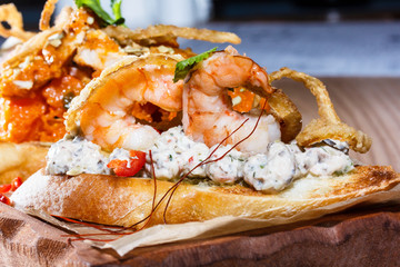 Bruschetta with shrimp, onion fries and salad. Macro