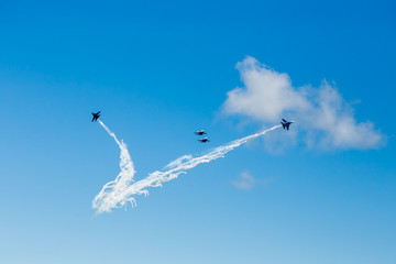 Obraz premium Rosyjska ekipa akrobacyjna Rycerzy na niebie na pokazie lotniczym w Archangielsku